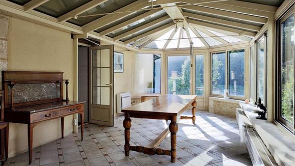 Superbe corps de ferme du 17è siècle. Rénovation de qualité. Au calme, vue dégagée. Belle piscine. Potentiel