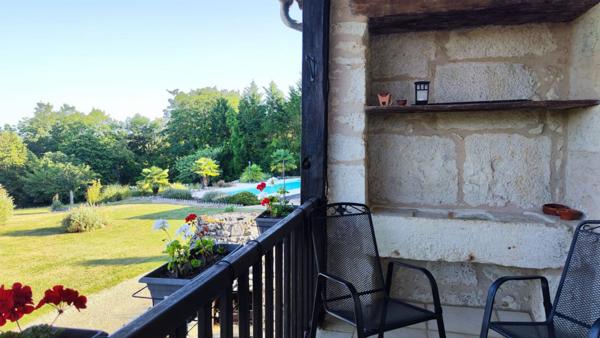 Superbe corps de ferme du 17è siècle. Rénovation de qualité. Au calme, vue dégagée. Belle piscine. Potentiel