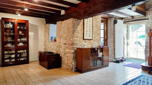 Superbe corps de ferme du 17è siècle. Rénovation de qualité. Au calme, vue dégagée. Belle piscine. Potentiel