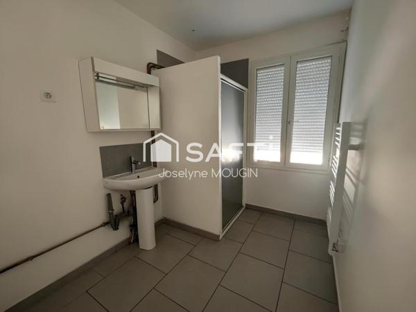 Maison avec grande cour, 2 chambres.