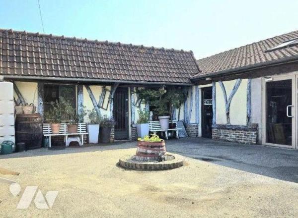 Immeuble ancien restaurant-routier.
Comprenant : trois salles de réception, une mezzanine, et ...