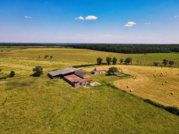 7 km de Magny-Cours - Ferme avec 3 hectares