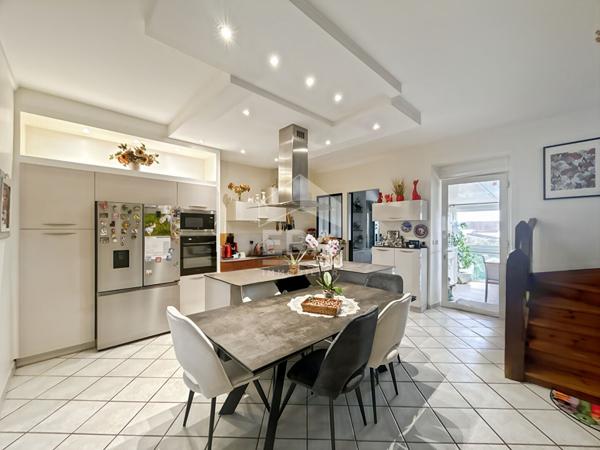 Maison  en Pierre Pauillac 6 pièce(s) 150 m2 , 3 chambres, piscine, garage , climatisation, panneaux solaire , cave