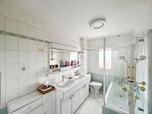 Maison  en Pierre Pauillac 6 pièce(s) 150 m2 , 3 chambres, piscine, garage , climatisation, panneaux solaire , cave