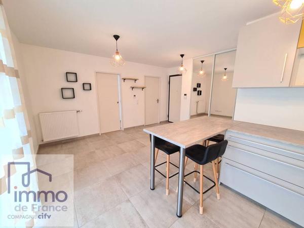 GRENOBLE, secteur préfecture, hôtel de ville. 12 rue Jean Bocq. Appartement T2 de 39,30 m² situé au 5ème étage.