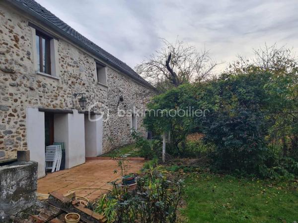 Maison de charme avec jardin arboré, dépendance et combles aménageables

Découvrez cette chaleureuse maison de 170m2 , offrant de beaux volumes et un formidable potentiel, idéale pour une famille ou pour ceux qui recherchent un cadre de vie paisible et convivial.

Au rez-de-chaussée, vous serez accueilli(e) par une cuisine équipée ouverte sur un salon lumineux agrémenté d’une cheminée avec insert, parfait pour les soirées d’hiver. Dans la continuité, une spacieuse salle à manger avec son bar en pierres apporte un charme authentique. Vous trouverez également une salle de bains, un WC, ainsi qu’une dépendance attenante pouvant faire office de grand garage, d’atelier ou d’espace de stockage.

À l’étage, trois belles chambres, un bureau, une salle d’eau et un WC complètent cet espace nuit confortable et fonctionnel.

Au second étage, les combles aménageables offrent déjà une chambre existante avec WC, laissant encore de nombreuses possibilités selon vos envies : suite parentale, salle de jeux, espace de travail…

À l’extérieur, vous profiterez d’un terrain arboré et entièrement clos, avec une grande terrasse, un barbecue et même un four à pizza, idéal pour recevoir famille et amis dans une ambiance conviviale.
