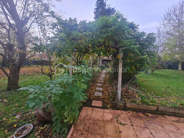 Maison de charme avec jardin arboré, dépendance et combles aménageables

Découvrez cette chaleureuse maison de 170m2 , offrant de beaux volumes et un formidable potentiel, idéale pour une famille ou pour ceux qui recherchent un cadre de vie paisible et convivial.

Au rez-de-chaussée, vous serez accueilli(e) par une cuisine équipée ouverte sur un salon lumineux agrémenté d’une cheminée avec insert, parfait pour les soirées d’hiver. Dans la continuité, une spacieuse salle à manger avec son bar en pierres apporte un charme authentique. Vous trouverez également une salle de bains, un WC, ainsi qu’une dépendance attenante pouvant faire office de grand garage, d’atelier ou d’espace de stockage.

À l’étage, trois belles chambres, un bureau, une salle d’eau et un WC complètent cet espace nuit confortable et fonctionnel.

Au second étage, les combles aménageables offrent déjà une chambre existante avec WC, laissant encore de nombreuses possibilités selon vos envies : suite parentale, salle de jeux, espace de travail…

À l’extérieur, vous profiterez d’un terrain arboré et entièrement clos, avec une grande terrasse, un barbecue et même un four à pizza, idéal pour recevoir famille et amis dans une ambiance conviviale.