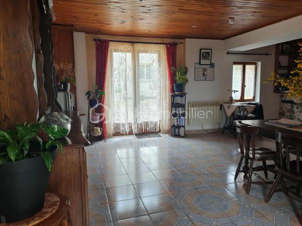 Maison de charme avec jardin arboré, dépendance et combles aménageables

Découvrez cette chaleureuse maison de 170m2 , offrant de beaux volumes et un formidable potentiel, idéale pour une famille ou pour ceux qui recherchent un cadre de vie paisible et convivial.

Au rez-de-chaussée, vous serez accueilli(e) par une cuisine équipée ouverte sur un salon lumineux agrémenté d’une cheminée avec insert, parfait pour les soirées d’hiver. Dans la continuité, une spacieuse salle à manger avec son bar en pierres apporte un charme authentique. Vous trouverez également une salle de bains, un WC, ainsi qu’une dépendance attenante pouvant faire office de grand garage, d’atelier ou d’espace de stockage.

À l’étage, trois belles chambres, un bureau, une salle d’eau et un WC complètent cet espace nuit confortable et fonctionnel.

Au second étage, les combles aménageables offrent déjà une chambre existante avec WC, laissant encore de nombreuses possibilités selon vos envies : suite parentale, salle de jeux, espace de travail…

À l’extérieur, vous profiterez d’un terrain arboré et entièrement clos, avec une grande terrasse, un barbecue et même un four à pizza, idéal pour recevoir famille et amis dans une ambiance conviviale.