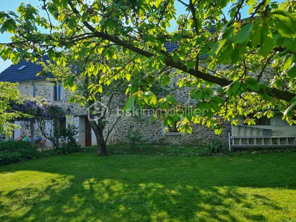 Maison de charme avec jardin arboré, dépendance et combles aménageables

Découvrez cette chaleureuse maison de 170m2 , offrant de beaux volumes et un formidable potentiel, idéale pour une famille ou pour ceux qui recherchent un cadre de vie paisible et convivial.

Au rez-de-chaussée, vous serez accueilli(e) par une cuisine équipée ouverte sur un salon lumineux agrémenté d’une cheminée avec insert, parfait pour les soirées d’hiver. Dans la continuité, une spacieuse salle à manger avec son bar en pierres apporte un charme authentique. Vous trouverez également une salle de bains, un WC, ainsi qu’une dépendance attenante pouvant faire office de grand garage, d’atelier ou d’espace de stockage.

À l’étage, trois belles chambres, un bureau, une salle d’eau et un WC complètent cet espace nuit confortable et fonctionnel.

Au second étage, les combles aménageables offrent déjà une chambre existante avec WC, laissant encore de nombreuses possibilités selon vos envies : suite parentale, salle de jeux, espace de travail…

À l’extérieur, vous profiterez d’un terrain arboré et entièrement clos, avec une grande terrasse, un barbecue et même un four à pizza, idéal pour recevoir famille et amis dans une ambiance conviviale.