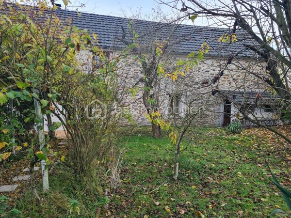 Maison de charme avec jardin arboré, dépendance et combles aménageables

Découvrez cette chaleureuse maison de 170m2 , offrant de beaux volumes et un formidable potentiel, idéale pour une famille ou pour ceux qui recherchent un cadre de vie paisible et convivial.

Au rez-de-chaussée, vous serez accueilli(e) par une cuisine équipée ouverte sur un salon lumineux agrémenté d’une cheminée avec insert, parfait pour les soirées d’hiver. Dans la continuité, une spacieuse salle à manger avec son bar en pierres apporte un charme authentique. Vous trouverez également une salle de bains, un WC, ainsi qu’une dépendance attenante pouvant faire office de grand garage, d’atelier ou d’espace de stockage.

À l’étage, trois belles chambres, un bureau, une salle d’eau et un WC complètent cet espace nuit confortable et fonctionnel.

Au second étage, les combles aménageables offrent déjà une chambre existante avec WC, laissant encore de nombreuses possibilités selon vos envies : suite parentale, salle de jeux, espace de travail…

À l’extérieur, vous profiterez d’un terrain arboré et entièrement clos, avec une grande terrasse, un barbecue et même un four à pizza, idéal pour recevoir famille et amis dans une ambiance conviviale.
