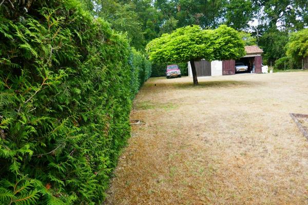 Pessac Maison de plain-pied avec une belle parcelle fort potentiel avec deux garages  et une dépendance