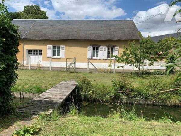 VALLE DE L'EURE 
Venez découvrir cette jolie maison ancienne mais rénovée au c?ur d'un charman...