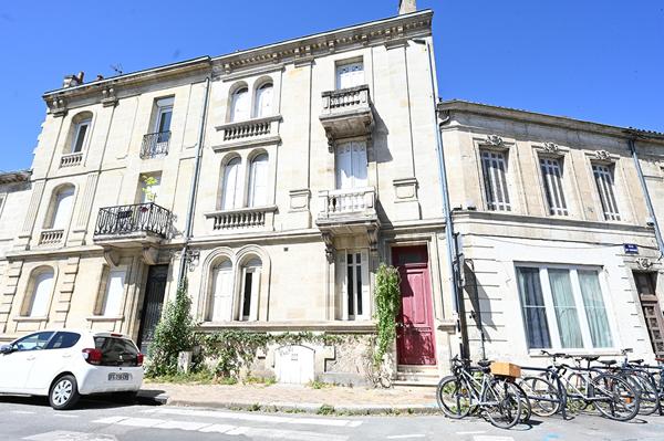 Au coeur de Bordeaux, derrière la façade élégante d'un immeuble de caractère