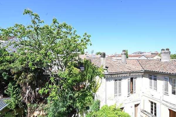 Au coeur de Bordeaux, derrière la façade élégante d'un immeuble de caractère