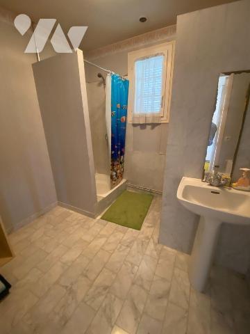 A LUCE, proche des écoles, collège, commerces, nous vous proposons ce  Pavillon sur sous-sol co...