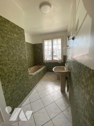 A LUCE, proche des écoles, collège, commerces, nous vous proposons ce  Pavillon sur sous-sol co...