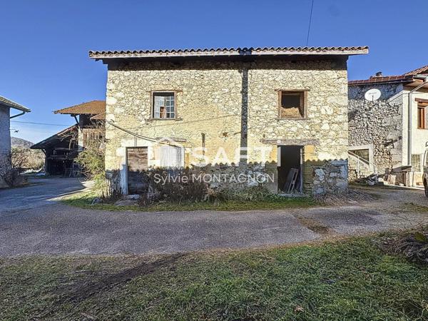 Maison dauphinoise en pierre à rénover, au calme, toiture neuve
