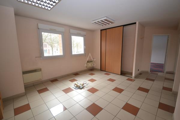 Local professionnel de 114 m² et de 4 Pièces