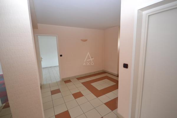 Local professionnel de 114 m² et de 4 Pièces