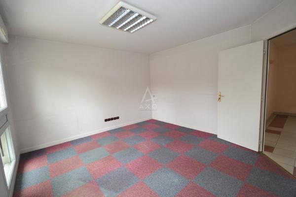 Local professionnel de 114 m² et de 4 Pièces