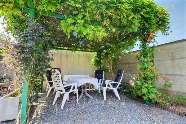 Maison individuelle avec sous-sol et jardin