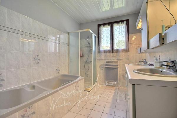 Maison individuelle avec sous-sol et jardin