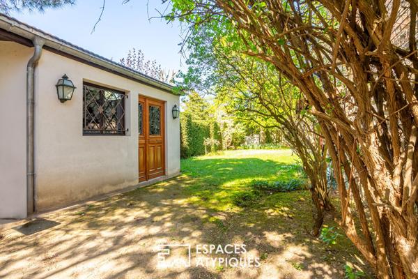 Élégante maison familiale avec dépendance et vaste terrain arboré