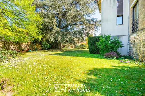 Élégante maison familiale avec dépendance et vaste terrain arboré