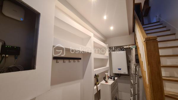 🏡 Appartement 118 m² + Rooftop exceptionnel de 130 m² – Idéal investisseur (proche INSEAD)
📍 Situation privilégiée à proximité de INSEAD à Fontainebleau
Rare sur le marché !
Découvrez cet appartement sur 3 niveaux, d’une surface de 118 m², offrant un fort potentiel locatif avec la possibilité d’aménager une colocation jusqu’à 4 chambres, particulièrement recherchée par les étudiants et professionnels de l’INSEAD.
✨ Atout exceptionnel : un rooftop de plus de 130 m², idéal pour créer un espace extérieur unique et très attractif.
🔹 Agencement :
Niveau 1 :
Entrée avec grand dressing
Niveau 2 :
Double salon lumineux
Cuisine indépendante
Accès terrasse avec seconde entrée
1 chambre
Niveau 3 :
3 chambres
Mezzanine pouvant servir de bureau ou espace détente
Salle de bain
WC indépendant
🌿 Extérieur :
Rooftop de +130 m², rare sur le secteur
🔹 Les + :
Emplacement stratégique pour location étudiante / internationale
Configuration parfaite pour colocation
Double accès
Volumes généreux
Forte demande locative liée à l’INSEAD
💰 Excellent potentiel de rentabilité
📍 Localisation : Ury 77 
💶 Prix :430 000€
Idéal investisseur – Opportunité rare à ne pas manquer ! Contactez-nous pour une visite.
