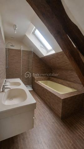 🏡 Appartement 118 m² + Rooftop exceptionnel de 130 m² – Idéal investisseur (proche INSEAD)
📍 Situation privilégiée à proximité de INSEAD à Fontainebleau
Rare sur le marché !
Découvrez cet appartement sur 3 niveaux, d’une surface de 118 m², offrant un fort potentiel locatif avec la possibilité d’aménager une colocation jusqu’à 4 chambres, particulièrement recherchée par les étudiants et professionnels de l’INSEAD.
✨ Atout exceptionnel : un rooftop de plus de 130 m², idéal pour créer un espace extérieur unique et très attractif.
🔹 Agencement :
Niveau 1 :
Entrée avec grand dressing
Niveau 2 :
Double salon lumineux
Cuisine indépendante
Accès terrasse avec seconde entrée
1 chambre
Niveau 3 :
3 chambres
Mezzanine pouvant servir de bureau ou espace détente
Salle de bain
WC indépendant
🌿 Extérieur :
Rooftop de +130 m², rare sur le secteur
🔹 Les + :
Emplacement stratégique pour location étudiante / internationale
Configuration parfaite pour colocation
Double accès
Volumes généreux
Forte demande locative liée à l’INSEAD
💰 Excellent potentiel de rentabilité
📍 Localisation : Ury 77 
💶 Prix :430 000€
Idéal investisseur – Opportunité rare à ne pas manquer ! Contactez-nous pour une visite.
