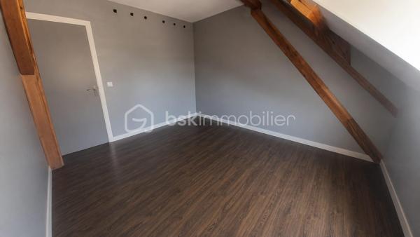 🏡 Appartement 118 m² + Rooftop exceptionnel de 130 m² – Idéal investisseur (proche INSEAD)
📍 Situation privilégiée à proximité de INSEAD à Fontainebleau
Rare sur le marché !
Découvrez cet appartement sur 3 niveaux, d’une surface de 118 m², offrant un fort potentiel locatif avec la possibilité d’aménager une colocation jusqu’à 4 chambres, particulièrement recherchée par les étudiants et professionnels de l’INSEAD.
✨ Atout exceptionnel : un rooftop de plus de 130 m², idéal pour créer un espace extérieur unique et très attractif.
🔹 Agencement :
Niveau 1 :
Entrée avec grand dressing
Niveau 2 :
Double salon lumineux
Cuisine indépendante
Accès terrasse avec seconde entrée
1 chambre
Niveau 3 :
3 chambres
Mezzanine pouvant servir de bureau ou espace détente
Salle de bain
WC indépendant
🌿 Extérieur :
Rooftop de +130 m², rare sur le secteur
🔹 Les + :
Emplacement stratégique pour location étudiante / internationale
Configuration parfaite pour colocation
Double accès
Volumes généreux
Forte demande locative liée à l’INSEAD
💰 Excellent potentiel de rentabilité
📍 Localisation : Ury 77 
💶 Prix :430 000€
Idéal investisseur – Opportunité rare à ne pas manquer ! Contactez-nous pour une visite.