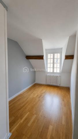 🏡 Appartement 118 m² + Rooftop exceptionnel de 130 m² – Idéal investisseur (proche INSEAD)
📍 Situation privilégiée à proximité de INSEAD à Fontainebleau
Rare sur le marché !
Découvrez cet appartement sur 3 niveaux, d’une surface de 118 m², offrant un fort potentiel locatif avec la possibilité d’aménager une colocation jusqu’à 4 chambres, particulièrement recherchée par les étudiants et professionnels de l’INSEAD.
✨ Atout exceptionnel : un rooftop de plus de 130 m², idéal pour créer un espace extérieur unique et très attractif.
🔹 Agencement :
Niveau 1 :
Entrée avec grand dressing
Niveau 2 :
Double salon lumineux
Cuisine indépendante
Accès terrasse avec seconde entrée
1 chambre
Niveau 3 :
3 chambres
Mezzanine pouvant servir de bureau ou espace détente
Salle de bain
WC indépendant
🌿 Extérieur :
Rooftop de +130 m², rare sur le secteur
🔹 Les + :
Emplacement stratégique pour location étudiante / internationale
Configuration parfaite pour colocation
Double accès
Volumes généreux
Forte demande locative liée à l’INSEAD
💰 Excellent potentiel de rentabilité
📍 Localisation : Ury 77 
💶 Prix :430 000€
Idéal investisseur – Opportunité rare à ne pas manquer ! Contactez-nous pour une visite.