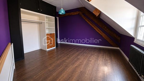 🏡 Appartement 118 m² + Rooftop exceptionnel de 130 m² – Idéal investisseur (proche INSEAD)
📍 Situation privilégiée à proximité de INSEAD à Fontainebleau
Rare sur le marché !
Découvrez cet appartement sur 3 niveaux, d’une surface de 118 m², offrant un fort potentiel locatif avec la possibilité d’aménager une colocation jusqu’à 4 chambres, particulièrement recherchée par les étudiants et professionnels de l’INSEAD.
✨ Atout exceptionnel : un rooftop de plus de 130 m², idéal pour créer un espace extérieur unique et très attractif.
🔹 Agencement :
Niveau 1 :
Entrée avec grand dressing
Niveau 2 :
Double salon lumineux
Cuisine indépendante
Accès terrasse avec seconde entrée
1 chambre
Niveau 3 :
3 chambres
Mezzanine pouvant servir de bureau ou espace détente
Salle de bain
WC indépendant
🌿 Extérieur :
Rooftop de +130 m², rare sur le secteur
🔹 Les + :
Emplacement stratégique pour location étudiante / internationale
Configuration parfaite pour colocation
Double accès
Volumes généreux
Forte demande locative liée à l’INSEAD
💰 Excellent potentiel de rentabilité
📍 Localisation : Ury 77 
💶 Prix :430 000€
Idéal investisseur – Opportunité rare à ne pas manquer ! Contactez-nous pour une visite.