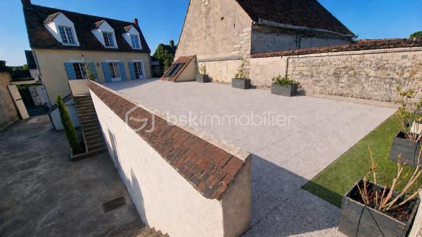 🏡 Appartement 118 m² + Rooftop exceptionnel de 130 m² – Idéal investisseur (proche INSEAD)
📍 Situation privilégiée à proximité de INSEAD à Fontainebleau
Rare sur le marché !
Découvrez cet appartement sur 3 niveaux, d’une surface de 118 m², offrant un fort potentiel locatif avec la possibilité d’aménager une colocation jusqu’à 4 chambres, particulièrement recherchée par les étudiants et professionnels de l’INSEAD.
✨ Atout exceptionnel : un rooftop de plus de 130 m², idéal pour créer un espace extérieur unique et très attractif.
🔹 Agencement :
Niveau 1 :
Entrée avec grand dressing
Niveau 2 :
Double salon lumineux
Cuisine indépendante
Accès terrasse avec seconde entrée
1 chambre
Niveau 3 :
3 chambres
Mezzanine pouvant servir de bureau ou espace détente
Salle de bain
WC indépendant
🌿 Extérieur :
Rooftop de +130 m², rare sur le secteur
🔹 Les + :
Emplacement stratégique pour location étudiante / internationale
Configuration parfaite pour colocation
Double accès
Volumes généreux
Forte demande locative liée à l’INSEAD
💰 Excellent potentiel de rentabilité
📍 Localisation : Ury 77 
💶 Prix :430 000€
Idéal investisseur – Opportunité rare à ne pas manquer ! Contactez-nous pour une visite.