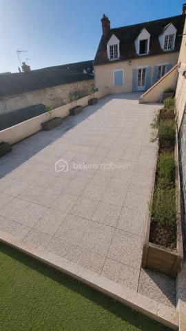 🏡 Appartement 118 m² + Rooftop exceptionnel de 130 m² – Idéal investisseur (proche INSEAD)
📍 Situation privilégiée à proximité de INSEAD à Fontainebleau
Rare sur le marché !
Découvrez cet appartement sur 3 niveaux, d’une surface de 118 m², offrant un fort potentiel locatif avec la possibilité d’aménager une colocation jusqu’à 4 chambres, particulièrement recherchée par les étudiants et professionnels de l’INSEAD.
✨ Atout exceptionnel : un rooftop de plus de 130 m², idéal pour créer un espace extérieur unique et très attractif.
🔹 Agencement :
Niveau 1 :
Entrée avec grand dressing
Niveau 2 :
Double salon lumineux
Cuisine indépendante
Accès terrasse avec seconde entrée
1 chambre
Niveau 3 :
3 chambres
Mezzanine pouvant servir de bureau ou espace détente
Salle de bain
WC indépendant
🌿 Extérieur :
Rooftop de +130 m², rare sur le secteur
🔹 Les + :
Emplacement stratégique pour location étudiante / internationale
Configuration parfaite pour colocation
Double accès
Volumes généreux
Forte demande locative liée à l’INSEAD
💰 Excellent potentiel de rentabilité
📍 Localisation : Ury 77 
💶 Prix :430 000€
Idéal investisseur – Opportunité rare à ne pas manquer ! Contactez-nous pour une visite.