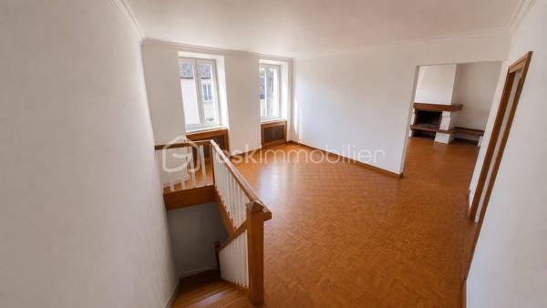 🏡 Appartement 118 m² + Rooftop exceptionnel de 130 m² – Idéal investisseur (proche INSEAD)
📍 Situation privilégiée à proximité de INSEAD à Fontainebleau
Rare sur le marché !
Découvrez cet appartement sur 3 niveaux, d’une surface de 118 m², offrant un fort potentiel locatif avec la possibilité d’aménager une colocation jusqu’à 4 chambres, particulièrement recherchée par les étudiants et professionnels de l’INSEAD.
✨ Atout exceptionnel : un rooftop de plus de 130 m², idéal pour créer un espace extérieur unique et très attractif.
🔹 Agencement :
Niveau 1 :
Entrée avec grand dressing
Niveau 2 :
Double salon lumineux
Cuisine indépendante
Accès terrasse avec seconde entrée
1 chambre
Niveau 3 :
3 chambres
Mezzanine pouvant servir de bureau ou espace détente
Salle de bain
WC indépendant
🌿 Extérieur :
Rooftop de +130 m², rare sur le secteur
🔹 Les + :
Emplacement stratégique pour location étudiante / internationale
Configuration parfaite pour colocation
Double accès
Volumes généreux
Forte demande locative liée à l’INSEAD
💰 Excellent potentiel de rentabilité
📍 Localisation : Ury 77 
💶 Prix :430 000€
Idéal investisseur – Opportunité rare à ne pas manquer ! Contactez-nous pour une visite.