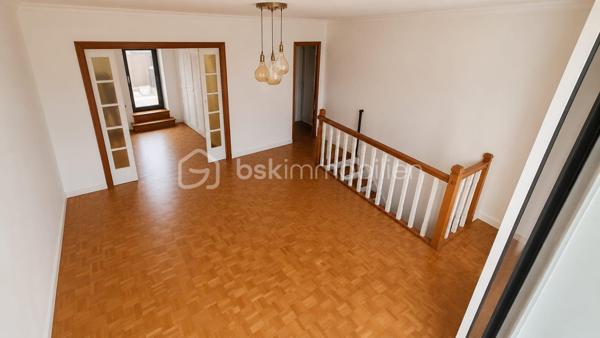🏡 Appartement 118 m² + Rooftop exceptionnel de 130 m² – Idéal investisseur (proche INSEAD)
📍 Situation privilégiée à proximité de INSEAD à Fontainebleau
Rare sur le marché !
Découvrez cet appartement sur 3 niveaux, d’une surface de 118 m², offrant un fort potentiel locatif avec la possibilité d’aménager une colocation jusqu’à 4 chambres, particulièrement recherchée par les étudiants et professionnels de l’INSEAD.
✨ Atout exceptionnel : un rooftop de plus de 130 m², idéal pour créer un espace extérieur unique et très attractif.
🔹 Agencement :
Niveau 1 :
Entrée avec grand dressing
Niveau 2 :
Double salon lumineux
Cuisine indépendante
Accès terrasse avec seconde entrée
1 chambre
Niveau 3 :
3 chambres
Mezzanine pouvant servir de bureau ou espace détente
Salle de bain
WC indépendant
🌿 Extérieur :
Rooftop de +130 m², rare sur le secteur
🔹 Les + :
Emplacement stratégique pour location étudiante / internationale
Configuration parfaite pour colocation
Double accès
Volumes généreux
Forte demande locative liée à l’INSEAD
💰 Excellent potentiel de rentabilité
📍 Localisation : Ury 77 
💶 Prix :430 000€
Idéal investisseur – Opportunité rare à ne pas manquer ! Contactez-nous pour une visite.
