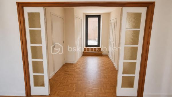 🏡 Appartement 118 m² + Rooftop exceptionnel de 130 m² – Idéal investisseur (proche INSEAD)
📍 Situation privilégiée à proximité de INSEAD à Fontainebleau
Rare sur le marché !
Découvrez cet appartement sur 3 niveaux, d’une surface de 118 m², offrant un fort potentiel locatif avec la possibilité d’aménager une colocation jusqu’à 4 chambres, particulièrement recherchée par les étudiants et professionnels de l’INSEAD.
✨ Atout exceptionnel : un rooftop de plus de 130 m², idéal pour créer un espace extérieur unique et très attractif.
🔹 Agencement :
Niveau 1 :
Entrée avec grand dressing
Niveau 2 :
Double salon lumineux
Cuisine indépendante
Accès terrasse avec seconde entrée
1 chambre
Niveau 3 :
3 chambres
Mezzanine pouvant servir de bureau ou espace détente
Salle de bain
WC indépendant
🌿 Extérieur :
Rooftop de +130 m², rare sur le secteur
🔹 Les + :
Emplacement stratégique pour location étudiante / internationale
Configuration parfaite pour colocation
Double accès
Volumes généreux
Forte demande locative liée à l’INSEAD
💰 Excellent potentiel de rentabilité
📍 Localisation : Ury 77 
💶 Prix :430 000€
Idéal investisseur – Opportunité rare à ne pas manquer ! Contactez-nous pour une visite.