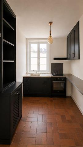 🏡 Appartement 118 m² + Rooftop exceptionnel de 130 m² – Idéal investisseur (proche INSEAD)
📍 Situation privilégiée à proximité de INSEAD à Fontainebleau
Rare sur le marché !
Découvrez cet appartement sur 3 niveaux, d’une surface de 118 m², offrant un fort potentiel locatif avec la possibilité d’aménager une colocation jusqu’à 4 chambres, particulièrement recherchée par les étudiants et professionnels de l’INSEAD.
✨ Atout exceptionnel : un rooftop de plus de 130 m², idéal pour créer un espace extérieur unique et très attractif.
🔹 Agencement :
Niveau 1 :
Entrée avec grand dressing
Niveau 2 :
Double salon lumineux
Cuisine indépendante
Accès terrasse avec seconde entrée
1 chambre
Niveau 3 :
3 chambres
Mezzanine pouvant servir de bureau ou espace détente
Salle de bain
WC indépendant
🌿 Extérieur :
Rooftop de +130 m², rare sur le secteur
🔹 Les + :
Emplacement stratégique pour location étudiante / internationale
Configuration parfaite pour colocation
Double accès
Volumes généreux
Forte demande locative liée à l’INSEAD
💰 Excellent potentiel de rentabilité
📍 Localisation : Ury 77 
💶 Prix :430 000€
Idéal investisseur – Opportunité rare à ne pas manquer ! Contactez-nous pour une visite.