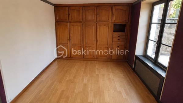 🏡 Appartement 118 m² + Rooftop exceptionnel de 130 m² – Idéal investisseur (proche INSEAD)
📍 Situation privilégiée à proximité de INSEAD à Fontainebleau
Rare sur le marché !
Découvrez cet appartement sur 3 niveaux, d’une surface de 118 m², offrant un fort potentiel locatif avec la possibilité d’aménager une colocation jusqu’à 4 chambres, particulièrement recherchée par les étudiants et professionnels de l’INSEAD.
✨ Atout exceptionnel : un rooftop de plus de 130 m², idéal pour créer un espace extérieur unique et très attractif.
🔹 Agencement :
Niveau 1 :
Entrée avec grand dressing
Niveau 2 :
Double salon lumineux
Cuisine indépendante
Accès terrasse avec seconde entrée
1 chambre
Niveau 3 :
3 chambres
Mezzanine pouvant servir de bureau ou espace détente
Salle de bain
WC indépendant
🌿 Extérieur :
Rooftop de +130 m², rare sur le secteur
🔹 Les + :
Emplacement stratégique pour location étudiante / internationale
Configuration parfaite pour colocation
Double accès
Volumes généreux
Forte demande locative liée à l’INSEAD
💰 Excellent potentiel de rentabilité
📍 Localisation : Ury 77 
💶 Prix :430 000€
Idéal investisseur – Opportunité rare à ne pas manquer ! Contactez-nous pour une visite.