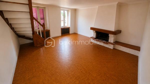 🏡 Appartement 118 m² + Rooftop exceptionnel de 130 m² – Idéal investisseur (proche INSEAD)
📍 Situation privilégiée à proximité de INSEAD à Fontainebleau
Rare sur le marché !
Découvrez cet appartement sur 3 niveaux, d’une surface de 118 m², offrant un fort potentiel locatif avec la possibilité d’aménager une colocation jusqu’à 4 chambres, particulièrement recherchée par les étudiants et professionnels de l’INSEAD.
✨ Atout exceptionnel : un rooftop de plus de 130 m², idéal pour créer un espace extérieur unique et très attractif.
🔹 Agencement :
Niveau 1 :
Entrée avec grand dressing
Niveau 2 :
Double salon lumineux
Cuisine indépendante
Accès terrasse avec seconde entrée
1 chambre
Niveau 3 :
3 chambres
Mezzanine pouvant servir de bureau ou espace détente
Salle de bain
WC indépendant
🌿 Extérieur :
Rooftop de +130 m², rare sur le secteur
🔹 Les + :
Emplacement stratégique pour location étudiante / internationale
Configuration parfaite pour colocation
Double accès
Volumes généreux
Forte demande locative liée à l’INSEAD
💰 Excellent potentiel de rentabilité
📍 Localisation : Ury 77 
💶 Prix :430 000€
Idéal investisseur – Opportunité rare à ne pas manquer ! Contactez-nous pour une visite.