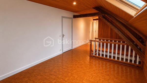 🏡 Appartement 118 m² + Rooftop exceptionnel de 130 m² – Idéal investisseur (proche INSEAD)
📍 Situation privilégiée à proximité de INSEAD à Fontainebleau
Rare sur le marché !
Découvrez cet appartement sur 3 niveaux, d’une surface de 118 m², offrant un fort potentiel locatif avec la possibilité d’aménager une colocation jusqu’à 4 chambres, particulièrement recherchée par les étudiants et professionnels de l’INSEAD.
✨ Atout exceptionnel : un rooftop de plus de 130 m², idéal pour créer un espace extérieur unique et très attractif.
🔹 Agencement :
Niveau 1 :
Entrée avec grand dressing
Niveau 2 :
Double salon lumineux
Cuisine indépendante
Accès terrasse avec seconde entrée
1 chambre
Niveau 3 :
3 chambres
Mezzanine pouvant servir de bureau ou espace détente
Salle de bain
WC indépendant
🌿 Extérieur :
Rooftop de +130 m², rare sur le secteur
🔹 Les + :
Emplacement stratégique pour location étudiante / internationale
Configuration parfaite pour colocation
Double accès
Volumes généreux
Forte demande locative liée à l’INSEAD
💰 Excellent potentiel de rentabilité
📍 Localisation : Ury 77 
💶 Prix :430 000€
Idéal investisseur – Opportunité rare à ne pas manquer ! Contactez-nous pour une visite.