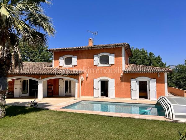 EXCLUSIVITE
Ici, on n’achète pas simplement une maison.
On achète un terrain, une construction solide, des volumes et une adresse…
Et surtout, une vraie possibilité de créer une propriété à son image.

Isabelle Duval vous propose en exclusivité cette villa traditionnelle de maçon, édifiée en 2012 sur un terrain paysager de 2 678 m², dans un secteur résidentiel recherché d’Opio, à proximité du bois.

Si vous recherchez une adresse privilégiée à Opio, une construction solide et un bien capable de traverser les années, cette propriété familiale mérite clairement votre attention.

Parmi les nombreux atouts de votre future propriété :
• Villa d’environ 250 m², pour 344 m² de surface au sol
• Terrain de 2 678 m² avec de belles restanques entretenues, 11 oliviers, 2 palmiers et un espace potager 
• Exposition plein Sud pour les espaces de vie et de nuit, une loggia au nord pour l'été et, une terrasse à l'Est pour les matins d'hiver
• Piscine mosaïque rénovée en 2025 avec couverture rigide 
• Plusieurs terrasses et espaces extérieurs pour vivre dehors une grande partie de l’année

Un espace de vie lumineux avec un effet dedans/dehors
• Salon chaleureux avec insert, prolongé par une terrasse ombragée ouverte sur l'espace piscine 
• Salle à manger lumineuse, ouverte sur une terrasse abritée avec ventilation naturelle
• Cuisine indépendante et arrière-cuisine aménagée (frigo américain, placards, espace machines ), tout simplement pratique
• Une loggia vitrée agrandit la cuisine en s'ouvrant sur une pelouse reposante, un délice pour les petits déjeuners d'été
• Un SAS d'entrée isolé, organisé et vitré permet de séparer ce que l'on souhaite laisser à la porte, pratique au quotidien  

Côté nuit : 5 chambres et leur salle de bains privatives 
• De plain-pied, deux chambres et leur SDB dont une suite parentale avec dressing et l'autre avec salle d'eau
• A l'étage, deux grandes chambres avec salle de bains privative et un wc indépendant, vive l'autonomie en famille
• En rez de jardin, une chambre prolongée par une salle d'eau entièrement refaite
• 7 WC dont 3 indépendants dans l'ensemble de la propriété
• Un bureau agrandi par une loggia (19m2) conduisant à une terrasse côté Est, parfait pour les matins d'hiver

• En rez de jardin, le deux-pièces est intégré à la villa mais peut être dissocié, parfait pour la famille ou profession libérale
• Cuisine entièrement aménagée et récente (tout reste !)
• Une chambre prolongée par une salle d'eau entièrement refaite 
• Pièce en souplex avec VMC pouvant servir de chambre d'appoint ou autre
• Espace buanderie avec branchements, nombreux placards et rangements
• Garage / parking intérieur carrelé et aménagé de plus de 45 m² avec grands placards de rangement
• Carport pour 3 véhicules en extérieur
• Cour pavée plate pouvant accueillir de nombreuses voitures, ou un espace de réception extérieur
• Portail motorisé avec visio et portillon avec clé

Côté technique :
• DPE performant B&A, rare pour ce type de maison
• Forage alimentant l’arrosage automatique du jardin
• Chauffage au sol par PAC (Air/eau)
• Cheminée avec insert
• Double vitrage, moustiquaires, grilles de sécurité au plain-pied
• Volets et huisseries en chêne massif, PVC pour les loggias
• Adoucisseur d’eau 
• Garage aménagé avec atelier, local piscine, cave et rangements
• Vide sanitaire accessible et sain
• Construction parasismique, de l'époque de la construction

La villa présente aujourd’hui un style intérieur traditionnel.
Ici, la valeur est dans la construction, les volumes, le terrain, les annexes, l’adresse recherchée et le potentiel d’évolution.
À proximité des commerces d’Opio et du Rouret, du CIV de Valbonne et des transports scolaires, elle coche les cases d’une vraie maison de famille.

Une propriété à visiter pour en mesurer tout le potentiel.
📞 Contactez-moi pour la découvrir en exclusivité.
