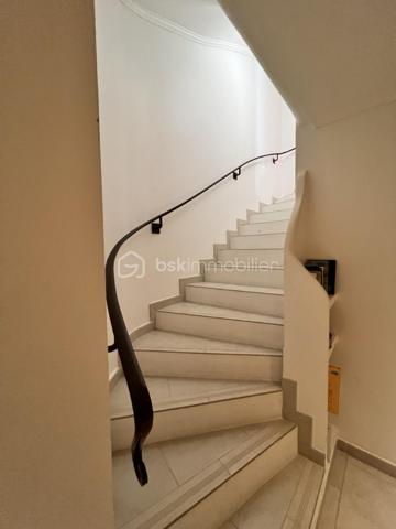EXCLUSIVITE
Ici, on n’achète pas simplement une maison.
On achète un terrain, une construction solide, des volumes et une adresse…
Et surtout, une vraie possibilité de créer une propriété à son image.

Isabelle Duval vous propose en exclusivité cette villa traditionnelle de maçon, édifiée en 2012 sur un terrain paysager de 2 678 m², dans un secteur résidentiel recherché d’Opio, à proximité du bois.

Si vous recherchez une adresse privilégiée à Opio, une construction solide et un bien capable de traverser les années, cette propriété familiale mérite clairement votre attention.

Parmi les nombreux atouts de votre future propriété :
• Villa d’environ 250 m², pour 344 m² de surface au sol
• Terrain de 2 678 m² avec de belles restanques entretenues, 11 oliviers, 2 palmiers et un espace potager 
• Exposition plein Sud pour les espaces de vie et de nuit, une loggia au nord pour l'été et, une terrasse à l'Est pour les matins d'hiver
• Piscine mosaïque rénovée en 2025 avec couverture rigide 
• Plusieurs terrasses et espaces extérieurs pour vivre dehors une grande partie de l’année

Un espace de vie lumineux avec un effet dedans/dehors
• Salon chaleureux avec insert, prolongé par une terrasse ombragée ouverte sur l'espace piscine 
• Salle à manger lumineuse, ouverte sur une terrasse abritée avec ventilation naturelle
• Cuisine indépendante et arrière-cuisine aménagée (frigo américain, placards, espace machines ), tout simplement pratique
• Une loggia vitrée agrandit la cuisine en s'ouvrant sur une pelouse reposante, un délice pour les petits déjeuners d'été
• Un SAS d'entrée isolé, organisé et vitré permet de séparer ce que l'on souhaite laisser à la porte, pratique au quotidien  

Côté nuit : 5 chambres et leur salle de bains privatives 
• De plain-pied, deux chambres et leur SDB dont une suite parentale avec dressing et l'autre avec salle d'eau
• A l'étage, deux grandes chambres avec salle de bains privative et un wc indépendant, vive l'autonomie en famille
• En rez de jardin, une chambre prolongée par une salle d'eau entièrement refaite
• 7 WC dont 3 indépendants dans l'ensemble de la propriété
• Un bureau agrandi par une loggia (19m2) conduisant à une terrasse côté Est, parfait pour les matins d'hiver

• En rez de jardin, le deux-pièces est intégré à la villa mais peut être dissocié, parfait pour la famille ou profession libérale
• Cuisine entièrement aménagée et récente (tout reste !)
• Une chambre prolongée par une salle d'eau entièrement refaite 
• Pièce en souplex avec VMC pouvant servir de chambre d'appoint ou autre
• Espace buanderie avec branchements, nombreux placards et rangements
• Garage / parking intérieur carrelé et aménagé de plus de 45 m² avec grands placards de rangement
• Carport pour 3 véhicules en extérieur
• Cour pavée plate pouvant accueillir de nombreuses voitures, ou un espace de réception extérieur
• Portail motorisé avec visio et portillon avec clé

Côté technique :
• DPE performant B&A, rare pour ce type de maison
• Forage alimentant l’arrosage automatique du jardin
• Chauffage au sol par PAC (Air/eau)
• Cheminée avec insert
• Double vitrage, moustiquaires, grilles de sécurité au plain-pied
• Volets et huisseries en chêne massif, PVC pour les loggias
• Adoucisseur d’eau 
• Garage aménagé avec atelier, local piscine, cave et rangements
• Vide sanitaire accessible et sain
• Construction parasismique, de l'époque de la construction

La villa présente aujourd’hui un style intérieur traditionnel.
Ici, la valeur est dans la construction, les volumes, le terrain, les annexes, l’adresse recherchée et le potentiel d’évolution.
À proximité des commerces d’Opio et du Rouret, du CIV de Valbonne et des transports scolaires, elle coche les cases d’une vraie maison de famille.

Une propriété à visiter pour en mesurer tout le potentiel.
📞 Contactez-moi pour la découvrir en exclusivité.