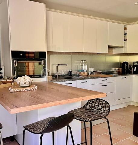 EXCLUSIVITE
Ici, on n’achète pas simplement une maison.
On achète un terrain, une construction solide, des volumes et une adresse…
Et surtout, une vraie possibilité de créer une propriété à son image.

Isabelle Duval vous propose en exclusivité cette villa traditionnelle de maçon, édifiée en 2012 sur un terrain paysager de 2 678 m², dans un secteur résidentiel recherché d’Opio, à proximité du bois.

Si vous recherchez une adresse privilégiée à Opio, une construction solide et un bien capable de traverser les années, cette propriété familiale mérite clairement votre attention.

Parmi les nombreux atouts de votre future propriété :
• Villa d’environ 250 m², pour 344 m² de surface au sol
• Terrain de 2 678 m² avec de belles restanques entretenues, 11 oliviers, 2 palmiers et un espace potager 
• Exposition plein Sud pour les espaces de vie et de nuit, une loggia au nord pour l'été et, une terrasse à l'Est pour les matins d'hiver
• Piscine mosaïque rénovée en 2025 avec couverture rigide 
• Plusieurs terrasses et espaces extérieurs pour vivre dehors une grande partie de l’année

Un espace de vie lumineux avec un effet dedans/dehors
• Salon chaleureux avec insert, prolongé par une terrasse ombragée ouverte sur l'espace piscine 
• Salle à manger lumineuse, ouverte sur une terrasse abritée avec ventilation naturelle
• Cuisine indépendante et arrière-cuisine aménagée (frigo américain, placards, espace machines ), tout simplement pratique
• Une loggia vitrée agrandit la cuisine en s'ouvrant sur une pelouse reposante, un délice pour les petits déjeuners d'été
• Un SAS d'entrée isolé, organisé et vitré permet de séparer ce que l'on souhaite laisser à la porte, pratique au quotidien  

Côté nuit : 5 chambres et leur salle de bains privatives 
• De plain-pied, deux chambres et leur SDB dont une suite parentale avec dressing et l'autre avec salle d'eau
• A l'étage, deux grandes chambres avec salle de bains privative et un wc indépendant, vive l'autonomie en famille
• En rez de jardin, une chambre prolongée par une salle d'eau entièrement refaite
• 7 WC dont 3 indépendants dans l'ensemble de la propriété
• Un bureau agrandi par une loggia (19m2) conduisant à une terrasse côté Est, parfait pour les matins d'hiver

• En rez de jardin, le deux-pièces est intégré à la villa mais peut être dissocié, parfait pour la famille ou profession libérale
• Cuisine entièrement aménagée et récente (tout reste !)
• Une chambre prolongée par une salle d'eau entièrement refaite 
• Pièce en souplex avec VMC pouvant servir de chambre d'appoint ou autre
• Espace buanderie avec branchements, nombreux placards et rangements
• Garage / parking intérieur carrelé et aménagé de plus de 45 m² avec grands placards de rangement
• Carport pour 3 véhicules en extérieur
• Cour pavée plate pouvant accueillir de nombreuses voitures, ou un espace de réception extérieur
• Portail motorisé avec visio et portillon avec clé

Côté technique :
• DPE performant B&A, rare pour ce type de maison
• Forage alimentant l’arrosage automatique du jardin
• Chauffage au sol par PAC (Air/eau)
• Cheminée avec insert
• Double vitrage, moustiquaires, grilles de sécurité au plain-pied
• Volets et huisseries en chêne massif, PVC pour les loggias
• Adoucisseur d’eau 
• Garage aménagé avec atelier, local piscine, cave et rangements
• Vide sanitaire accessible et sain
• Construction parasismique, de l'époque de la construction

La villa présente aujourd’hui un style intérieur traditionnel.
Ici, la valeur est dans la construction, les volumes, le terrain, les annexes, l’adresse recherchée et le potentiel d’évolution.
À proximité des commerces d’Opio et du Rouret, du CIV de Valbonne et des transports scolaires, elle coche les cases d’une vraie maison de famille.

Une propriété à visiter pour en mesurer tout le potentiel.
📞 Contactez-moi pour la découvrir en exclusivité.