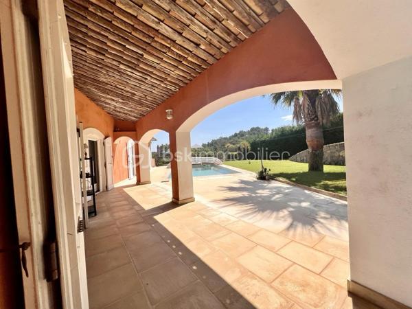 EXCLUSIVITE
Ici, on n’achète pas simplement une maison.
On achète un terrain, une construction solide, des volumes et une adresse…
Et surtout, une vraie possibilité de créer une propriété à son image.

Isabelle Duval vous propose en exclusivité cette villa traditionnelle de maçon, édifiée en 2012 sur un terrain paysager de 2 678 m², dans un secteur résidentiel recherché d’Opio, à proximité du bois.

Si vous recherchez une adresse privilégiée à Opio, une construction solide et un bien capable de traverser les années, cette propriété familiale mérite clairement votre attention.

Parmi les nombreux atouts de votre future propriété :
• Villa d’environ 250 m², pour 344 m² de surface au sol
• Terrain de 2 678 m² avec de belles restanques entretenues, 11 oliviers, 2 palmiers et un espace potager 
• Exposition plein Sud pour les espaces de vie et de nuit, une loggia au nord pour l'été et, une terrasse à l'Est pour les matins d'hiver
• Piscine mosaïque rénovée en 2025 avec couverture rigide 
• Plusieurs terrasses et espaces extérieurs pour vivre dehors une grande partie de l’année

Un espace de vie lumineux avec un effet dedans/dehors
• Salon chaleureux avec insert, prolongé par une terrasse ombragée ouverte sur l'espace piscine 
• Salle à manger lumineuse, ouverte sur une terrasse abritée avec ventilation naturelle
• Cuisine indépendante et arrière-cuisine aménagée (frigo américain, placards, espace machines ), tout simplement pratique
• Une loggia vitrée agrandit la cuisine en s'ouvrant sur une pelouse reposante, un délice pour les petits déjeuners d'été
• Un SAS d'entrée isolé, organisé et vitré permet de séparer ce que l'on souhaite laisser à la porte, pratique au quotidien  

Côté nuit : 5 chambres et leur salle de bains privatives 
• De plain-pied, deux chambres et leur SDB dont une suite parentale avec dressing et l'autre avec salle d'eau
• A l'étage, deux grandes chambres avec salle de bains privative et un wc indépendant, vive l'autonomie en famille
• En rez de jardin, une chambre prolongée par une salle d'eau entièrement refaite
• 7 WC dont 3 indépendants dans l'ensemble de la propriété
• Un bureau agrandi par une loggia (19m2) conduisant à une terrasse côté Est, parfait pour les matins d'hiver

• En rez de jardin, le deux-pièces est intégré à la villa mais peut être dissocié, parfait pour la famille ou profession libérale
• Cuisine entièrement aménagée et récente (tout reste !)
• Une chambre prolongée par une salle d'eau entièrement refaite 
• Pièce en souplex avec VMC pouvant servir de chambre d'appoint ou autre
• Espace buanderie avec branchements, nombreux placards et rangements
• Garage / parking intérieur carrelé et aménagé de plus de 45 m² avec grands placards de rangement
• Carport pour 3 véhicules en extérieur
• Cour pavée plate pouvant accueillir de nombreuses voitures, ou un espace de réception extérieur
• Portail motorisé avec visio et portillon avec clé

Côté technique :
• DPE performant B&A, rare pour ce type de maison
• Forage alimentant l’arrosage automatique du jardin
• Chauffage au sol par PAC (Air/eau)
• Cheminée avec insert
• Double vitrage, moustiquaires, grilles de sécurité au plain-pied
• Volets et huisseries en chêne massif, PVC pour les loggias
• Adoucisseur d’eau 
• Garage aménagé avec atelier, local piscine, cave et rangements
• Vide sanitaire accessible et sain
• Construction parasismique, de l'époque de la construction

La villa présente aujourd’hui un style intérieur traditionnel.
Ici, la valeur est dans la construction, les volumes, le terrain, les annexes, l’adresse recherchée et le potentiel d’évolution.
À proximité des commerces d’Opio et du Rouret, du CIV de Valbonne et des transports scolaires, elle coche les cases d’une vraie maison de famille.

Une propriété à visiter pour en mesurer tout le potentiel.
📞 Contactez-moi pour la découvrir en exclusivité.