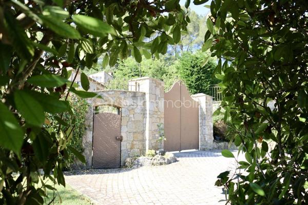EXCLUSIVITE
Ici, on n’achète pas simplement une maison.
On achète un terrain, une construction solide, des volumes et une adresse…
Et surtout, une vraie possibilité de créer une propriété à son image.

Isabelle Duval vous propose en exclusivité cette villa traditionnelle de maçon, édifiée en 2012 sur un terrain paysager de 2 678 m², dans un secteur résidentiel recherché d’Opio, à proximité du bois.

Si vous recherchez une adresse privilégiée à Opio, une construction solide et un bien capable de traverser les années, cette propriété familiale mérite clairement votre attention.

Parmi les nombreux atouts de votre future propriété :
• Villa d’environ 250 m², pour 344 m² de surface au sol
• Terrain de 2 678 m² avec de belles restanques entretenues, 11 oliviers, 2 palmiers et un espace potager 
• Exposition plein Sud pour les espaces de vie et de nuit, une loggia au nord pour l'été et, une terrasse à l'Est pour les matins d'hiver
• Piscine mosaïque rénovée en 2025 avec couverture rigide 
• Plusieurs terrasses et espaces extérieurs pour vivre dehors une grande partie de l’année

Un espace de vie lumineux avec un effet dedans/dehors
• Salon chaleureux avec insert, prolongé par une terrasse ombragée ouverte sur l'espace piscine 
• Salle à manger lumineuse, ouverte sur une terrasse abritée avec ventilation naturelle
• Cuisine indépendante et arrière-cuisine aménagée (frigo américain, placards, espace machines ), tout simplement pratique
• Une loggia vitrée agrandit la cuisine en s'ouvrant sur une pelouse reposante, un délice pour les petits déjeuners d'été
• Un SAS d'entrée isolé, organisé et vitré permet de séparer ce que l'on souhaite laisser à la porte, pratique au quotidien  

Côté nuit : 5 chambres et leur salle de bains privatives 
• De plain-pied, deux chambres et leur SDB dont une suite parentale avec dressing et l'autre avec salle d'eau
• A l'étage, deux grandes chambres avec salle de bains privative et un wc indépendant, vive l'autonomie en famille
• En rez de jardin, une chambre prolongée par une salle d'eau entièrement refaite
• 7 WC dont 3 indépendants dans l'ensemble de la propriété
• Un bureau agrandi par une loggia (19m2) conduisant à une terrasse côté Est, parfait pour les matins d'hiver

• En rez de jardin, le deux-pièces est intégré à la villa mais peut être dissocié, parfait pour la famille ou profession libérale
• Cuisine entièrement aménagée et récente (tout reste !)
• Une chambre prolongée par une salle d'eau entièrement refaite 
• Pièce en souplex avec VMC pouvant servir de chambre d'appoint ou autre
• Espace buanderie avec branchements, nombreux placards et rangements
• Garage / parking intérieur carrelé et aménagé de plus de 45 m² avec grands placards de rangement
• Carport pour 3 véhicules en extérieur
• Cour pavée plate pouvant accueillir de nombreuses voitures, ou un espace de réception extérieur
• Portail motorisé avec visio et portillon avec clé

Côté technique :
• DPE performant B&A, rare pour ce type de maison
• Forage alimentant l’arrosage automatique du jardin
• Chauffage au sol par PAC (Air/eau)
• Cheminée avec insert
• Double vitrage, moustiquaires, grilles de sécurité au plain-pied
• Volets et huisseries en chêne massif, PVC pour les loggias
• Adoucisseur d’eau 
• Garage aménagé avec atelier, local piscine, cave et rangements
• Vide sanitaire accessible et sain
• Construction parasismique, de l'époque de la construction

La villa présente aujourd’hui un style intérieur traditionnel.
Ici, la valeur est dans la construction, les volumes, le terrain, les annexes, l’adresse recherchée et le potentiel d’évolution.
À proximité des commerces d’Opio et du Rouret, du CIV de Valbonne et des transports scolaires, elle coche les cases d’une vraie maison de famille.

Une propriété à visiter pour en mesurer tout le potentiel.
📞 Contactez-moi pour la découvrir en exclusivité.