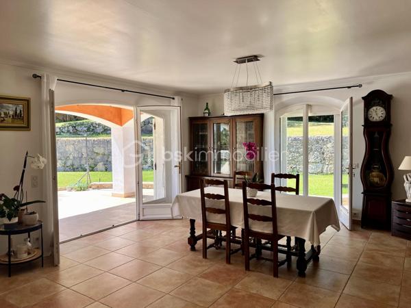 EXCLUSIVITE
Ici, on n’achète pas simplement une maison.
On achète un terrain, une construction solide, des volumes et une adresse…
Et surtout, une vraie possibilité de créer une propriété à son image.

Isabelle Duval vous propose en exclusivité cette villa traditionnelle de maçon, édifiée en 2012 sur un terrain paysager de 2 678 m², dans un secteur résidentiel recherché d’Opio, à proximité du bois.

Si vous recherchez une adresse privilégiée à Opio, une construction solide et un bien capable de traverser les années, cette propriété familiale mérite clairement votre attention.

Parmi les nombreux atouts de votre future propriété :
• Villa d’environ 250 m², pour 344 m² de surface au sol
• Terrain de 2 678 m² avec de belles restanques entretenues, 11 oliviers, 2 palmiers et un espace potager 
• Exposition plein Sud pour les espaces de vie et de nuit, une loggia au nord pour l'été et, une terrasse à l'Est pour les matins d'hiver
• Piscine mosaïque rénovée en 2025 avec couverture rigide 
• Plusieurs terrasses et espaces extérieurs pour vivre dehors une grande partie de l’année

Un espace de vie lumineux avec un effet dedans/dehors
• Salon chaleureux avec insert, prolongé par une terrasse ombragée ouverte sur l'espace piscine 
• Salle à manger lumineuse, ouverte sur une terrasse abritée avec ventilation naturelle
• Cuisine indépendante et arrière-cuisine aménagée (frigo américain, placards, espace machines ), tout simplement pratique
• Une loggia vitrée agrandit la cuisine en s'ouvrant sur une pelouse reposante, un délice pour les petits déjeuners d'été
• Un SAS d'entrée isolé, organisé et vitré permet de séparer ce que l'on souhaite laisser à la porte, pratique au quotidien  

Côté nuit : 5 chambres et leur salle de bains privatives 
• De plain-pied, deux chambres et leur SDB dont une suite parentale avec dressing et l'autre avec salle d'eau
• A l'étage, deux grandes chambres avec salle de bains privative et un wc indépendant, vive l'autonomie en famille
• En rez de jardin, une chambre prolongée par une salle d'eau entièrement refaite
• 7 WC dont 3 indépendants dans l'ensemble de la propriété
• Un bureau agrandi par une loggia (19m2) conduisant à une terrasse côté Est, parfait pour les matins d'hiver

• En rez de jardin, le deux-pièces est intégré à la villa mais peut être dissocié, parfait pour la famille ou profession libérale
• Cuisine entièrement aménagée et récente (tout reste !)
• Une chambre prolongée par une salle d'eau entièrement refaite 
• Pièce en souplex avec VMC pouvant servir de chambre d'appoint ou autre
• Espace buanderie avec branchements, nombreux placards et rangements
• Garage / parking intérieur carrelé et aménagé de plus de 45 m² avec grands placards de rangement
• Carport pour 3 véhicules en extérieur
• Cour pavée plate pouvant accueillir de nombreuses voitures, ou un espace de réception extérieur
• Portail motorisé avec visio et portillon avec clé

Côté technique :
• DPE performant B&A, rare pour ce type de maison
• Forage alimentant l’arrosage automatique du jardin
• Chauffage au sol par PAC (Air/eau)
• Cheminée avec insert
• Double vitrage, moustiquaires, grilles de sécurité au plain-pied
• Volets et huisseries en chêne massif, PVC pour les loggias
• Adoucisseur d’eau 
• Garage aménagé avec atelier, local piscine, cave et rangements
• Vide sanitaire accessible et sain
• Construction parasismique, de l'époque de la construction

La villa présente aujourd’hui un style intérieur traditionnel.
Ici, la valeur est dans la construction, les volumes, le terrain, les annexes, l’adresse recherchée et le potentiel d’évolution.
À proximité des commerces d’Opio et du Rouret, du CIV de Valbonne et des transports scolaires, elle coche les cases d’une vraie maison de famille.

Une propriété à visiter pour en mesurer tout le potentiel.
📞 Contactez-moi pour la découvrir en exclusivité.