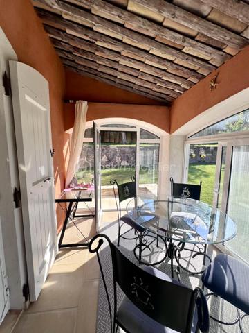 EXCLUSIVITE
Ici, on n’achète pas simplement une maison.
On achète un terrain, une construction solide, des volumes et une adresse…
Et surtout, une vraie possibilité de créer une propriété à son image.

Isabelle Duval vous propose en exclusivité cette villa traditionnelle de maçon, édifiée en 2012 sur un terrain paysager de 2 678 m², dans un secteur résidentiel recherché d’Opio, à proximité du bois.

Si vous recherchez une adresse privilégiée à Opio, une construction solide et un bien capable de traverser les années, cette propriété familiale mérite clairement votre attention.

Parmi les nombreux atouts de votre future propriété :
• Villa d’environ 250 m², pour 344 m² de surface au sol
• Terrain de 2 678 m² avec de belles restanques entretenues, 11 oliviers, 2 palmiers et un espace potager 
• Exposition plein Sud pour les espaces de vie et de nuit, une loggia au nord pour l'été et, une terrasse à l'Est pour les matins d'hiver
• Piscine mosaïque rénovée en 2025 avec couverture rigide 
• Plusieurs terrasses et espaces extérieurs pour vivre dehors une grande partie de l’année

Un espace de vie lumineux avec un effet dedans/dehors
• Salon chaleureux avec insert, prolongé par une terrasse ombragée ouverte sur l'espace piscine 
• Salle à manger lumineuse, ouverte sur une terrasse abritée avec ventilation naturelle
• Cuisine indépendante et arrière-cuisine aménagée (frigo américain, placards, espace machines ), tout simplement pratique
• Une loggia vitrée agrandit la cuisine en s'ouvrant sur une pelouse reposante, un délice pour les petits déjeuners d'été
• Un SAS d'entrée isolé, organisé et vitré permet de séparer ce que l'on souhaite laisser à la porte, pratique au quotidien  

Côté nuit : 5 chambres et leur salle de bains privatives 
• De plain-pied, deux chambres et leur SDB dont une suite parentale avec dressing et l'autre avec salle d'eau
• A l'étage, deux grandes chambres avec salle de bains privative et un wc indépendant, vive l'autonomie en famille
• En rez de jardin, une chambre prolongée par une salle d'eau entièrement refaite
• 7 WC dont 3 indépendants dans l'ensemble de la propriété
• Un bureau agrandi par une loggia (19m2) conduisant à une terrasse côté Est, parfait pour les matins d'hiver

• En rez de jardin, le deux-pièces est intégré à la villa mais peut être dissocié, parfait pour la famille ou profession libérale
• Cuisine entièrement aménagée et récente (tout reste !)
• Une chambre prolongée par une salle d'eau entièrement refaite 
• Pièce en souplex avec VMC pouvant servir de chambre d'appoint ou autre
• Espace buanderie avec branchements, nombreux placards et rangements
• Garage / parking intérieur carrelé et aménagé de plus de 45 m² avec grands placards de rangement
• Carport pour 3 véhicules en extérieur
• Cour pavée plate pouvant accueillir de nombreuses voitures, ou un espace de réception extérieur
• Portail motorisé avec visio et portillon avec clé

Côté technique :
• DPE performant B&A, rare pour ce type de maison
• Forage alimentant l’arrosage automatique du jardin
• Chauffage au sol par PAC (Air/eau)
• Cheminée avec insert
• Double vitrage, moustiquaires, grilles de sécurité au plain-pied
• Volets et huisseries en chêne massif, PVC pour les loggias
• Adoucisseur d’eau 
• Garage aménagé avec atelier, local piscine, cave et rangements
• Vide sanitaire accessible et sain
• Construction parasismique, de l'époque de la construction

La villa présente aujourd’hui un style intérieur traditionnel.
Ici, la valeur est dans la construction, les volumes, le terrain, les annexes, l’adresse recherchée et le potentiel d’évolution.
À proximité des commerces d’Opio et du Rouret, du CIV de Valbonne et des transports scolaires, elle coche les cases d’une vraie maison de famille.

Une propriété à visiter pour en mesurer tout le potentiel.
📞 Contactez-moi pour la découvrir en exclusivité.