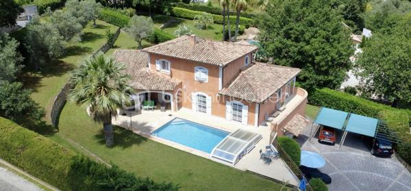 EXCLUSIVITE
Ici, on n’achète pas simplement une maison.
On achète un terrain, une construction solide, des volumes et une adresse…
Et surtout, une vraie possibilité de créer une propriété à son image.

Isabelle Duval vous propose en exclusivité cette villa traditionnelle de maçon, édifiée en 2012 sur un terrain paysager de 2 678 m², dans un secteur résidentiel recherché d’Opio, à proximité du bois.

Si vous recherchez une adresse privilégiée à Opio, une construction solide et un bien capable de traverser les années, cette propriété familiale mérite clairement votre attention.

Parmi les nombreux atouts de votre future propriété :
• Villa d’environ 250 m², pour 344 m² de surface au sol
• Terrain de 2 678 m² avec de belles restanques entretenues, 11 oliviers, 2 palmiers et un espace potager 
• Exposition plein Sud pour les espaces de vie et de nuit, une loggia au nord pour l'été et, une terrasse à l'Est pour les matins d'hiver
• Piscine mosaïque rénovée en 2025 avec couverture rigide 
• Plusieurs terrasses et espaces extérieurs pour vivre dehors une grande partie de l’année

Un espace de vie lumineux avec un effet dedans/dehors
• Salon chaleureux avec insert, prolongé par une terrasse ombragée ouverte sur l'espace piscine 
• Salle à manger lumineuse, ouverte sur une terrasse abritée avec ventilation naturelle
• Cuisine indépendante et arrière-cuisine aménagée (frigo américain, placards, espace machines ), tout simplement pratique
• Une loggia vitrée agrandit la cuisine en s'ouvrant sur une pelouse reposante, un délice pour les petits déjeuners d'été
• Un SAS d'entrée isolé, organisé et vitré permet de séparer ce que l'on souhaite laisser à la porte, pratique au quotidien  

Côté nuit : 5 chambres et leur salle de bains privatives 
• De plain-pied, deux chambres et leur SDB dont une suite parentale avec dressing et l'autre avec salle d'eau
• A l'étage, deux grandes chambres avec salle de bains privative et un wc indépendant, vive l'autonomie en famille
• En rez de jardin, une chambre prolongée par une salle d'eau entièrement refaite
• 7 WC dont 3 indépendants dans l'ensemble de la propriété
• Un bureau agrandi par une loggia (19m2) conduisant à une terrasse côté Est, parfait pour les matins d'hiver

• En rez de jardin, le deux-pièces est intégré à la villa mais peut être dissocié, parfait pour la famille ou profession libérale
• Cuisine entièrement aménagée et récente (tout reste !)
• Une chambre prolongée par une salle d'eau entièrement refaite 
• Pièce en souplex avec VMC pouvant servir de chambre d'appoint ou autre
• Espace buanderie avec branchements, nombreux placards et rangements
• Garage / parking intérieur carrelé et aménagé de plus de 45 m² avec grands placards de rangement
• Carport pour 3 véhicules en extérieur
• Cour pavée plate pouvant accueillir de nombreuses voitures, ou un espace de réception extérieur
• Portail motorisé avec visio et portillon avec clé

Côté technique :
• DPE performant B&A, rare pour ce type de maison
• Forage alimentant l’arrosage automatique du jardin
• Chauffage au sol par PAC (Air/eau)
• Cheminée avec insert
• Double vitrage, moustiquaires, grilles de sécurité au plain-pied
• Volets et huisseries en chêne massif, PVC pour les loggias
• Adoucisseur d’eau 
• Garage aménagé avec atelier, local piscine, cave et rangements
• Vide sanitaire accessible et sain
• Construction parasismique, de l'époque de la construction

La villa présente aujourd’hui un style intérieur traditionnel.
Ici, la valeur est dans la construction, les volumes, le terrain, les annexes, l’adresse recherchée et le potentiel d’évolution.
À proximité des commerces d’Opio et du Rouret, du CIV de Valbonne et des transports scolaires, elle coche les cases d’une vraie maison de famille.

Une propriété à visiter pour en mesurer tout le potentiel.
📞 Contactez-moi pour la découvrir en exclusivité.